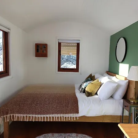 Roseberry Retreat, Shepherd's Huts With Hot Tub Lodge *
