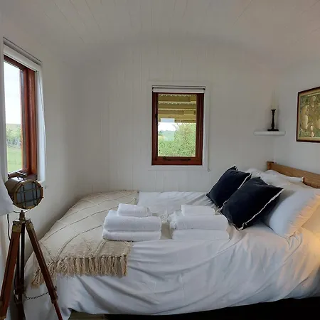 Roseberry Retreat, Shepherd's Huts With Hot Tub Lodge