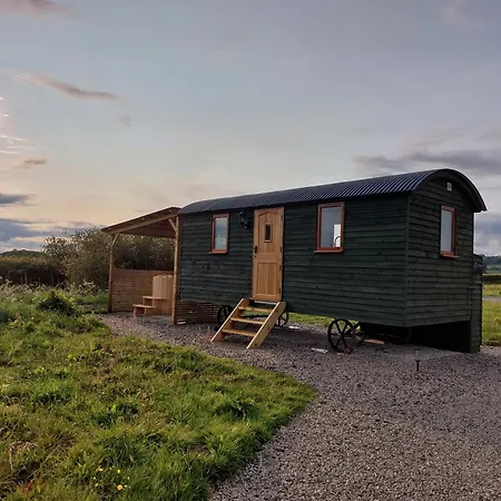بيت خشبي Roseberry Retreat, Shepherd's Huts With Hot Tub