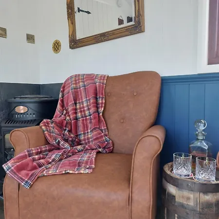 Roseberry Retreat, Shepherd's Huts With Hot Tub Lodge