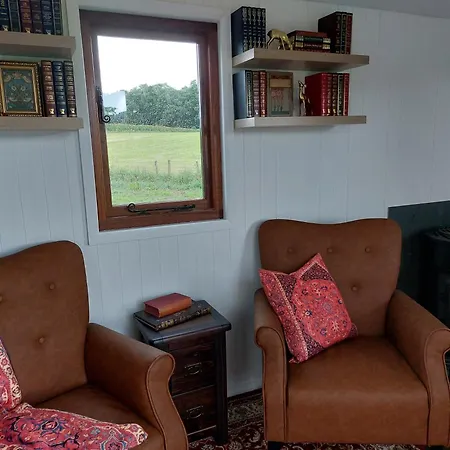 بيت خشبي Roseberry Retreat, Shepherd's Huts With Hot Tub *