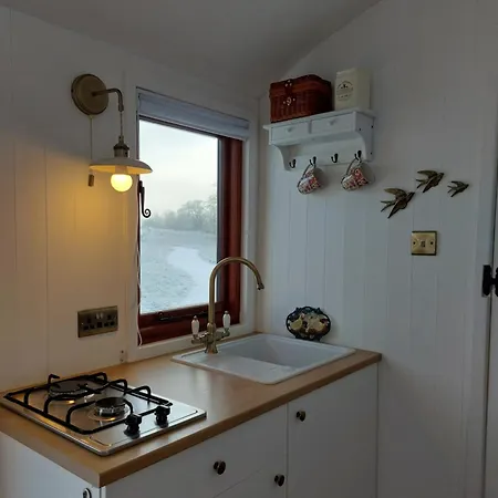 Roseberry Retreat, Shepherd's Huts With Hot Tub Lodge *