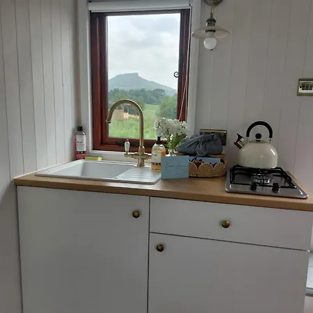 Roseberry Retreat, Shepherd's Huts With Hot Tub Lodge