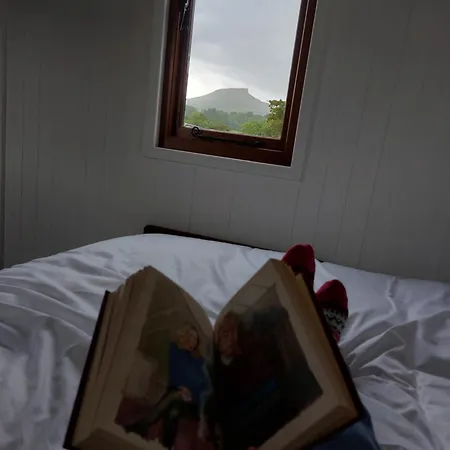 Roseberry Retreat, Shepherd's Huts With Hot Tub Lodge *
