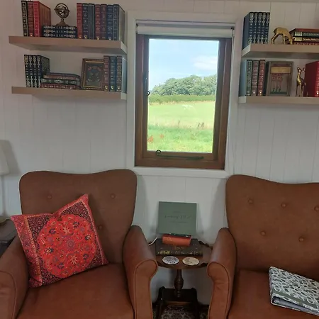 Roseberry Retreat, Shepherd's Huts With Hot Tub *