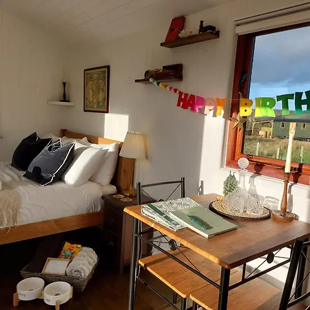 Roseberry Retreat, Shepherd's Huts With Hot Tub Lodge *