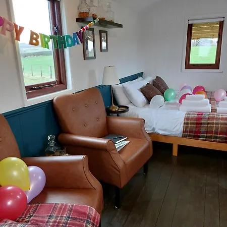 Roseberry Retreat, Shepherd's Huts With Hot Tub Lodge *