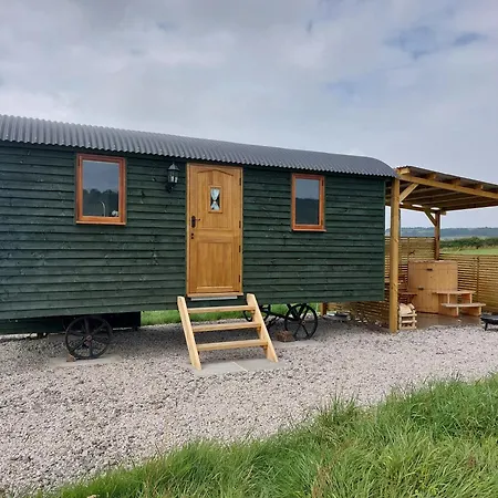 Roseberry Retreat, Shepherd's Huts With Hot Tub *