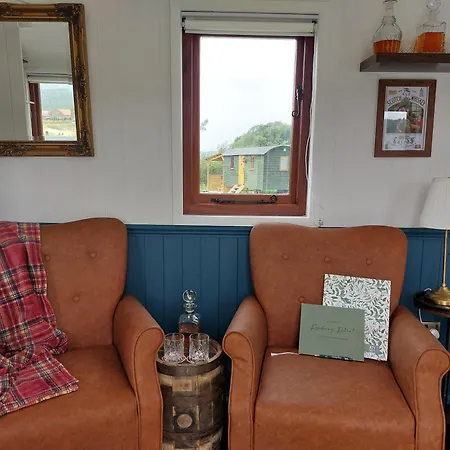 Roseberry Retreat, Shepherd's Huts With Hot Tub Lodge *